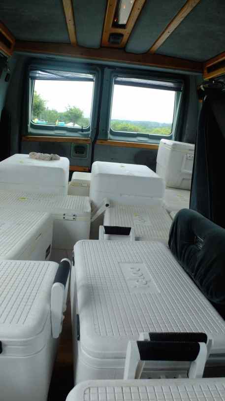 coolers, pleins de lait, de yaourt, oeufs, pour les clients