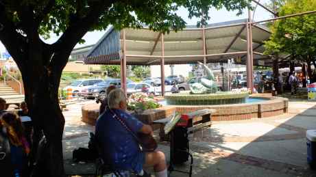 le petit groupe de papy du Rock qui ne roll plus, mais fun quand même. Il y a même des dauphins dans la fontaine, comme à Grenoble .